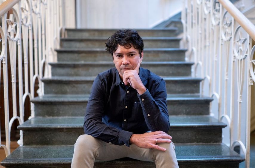 Yunior García Aguilera, posa tras un encuentro con la secretaria de Internacional del PP, en el Ateneo de Madrid, a 26 de noviembre de 2021, en Madrid, España