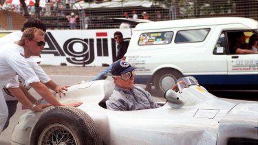 El cinco veces campeón de Fórmula 1, Juan Manuel Fangio, de Argentina, recibe ayuda de los oficiales después de que perdiera el control de su Mercedes W196 de 1954 y se estrellara contra un muro durante una carrera de demostración el 3 de noviembre de 1990 en el Gran Premio de Australia. Fangio, conocido como Maestro por los fanáticos de todo el mundo, sobrevivió al accidente sin lesiones, aunque el auto resultó dañado.&nbsp;