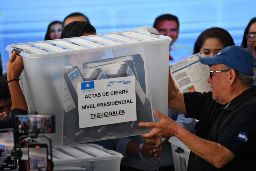Una caja con material electoral es transportada durante el recuento de votos en Tegucigalpa, el 4 de diciembre de 2025.