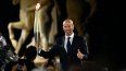 El exjugador de fútbol francés, Zinedine Zidane, sostiene la antorcha olímpica durante la ceremonia de apertura de los Juegos Olímpicos de París, el 26 de julio de 2024.