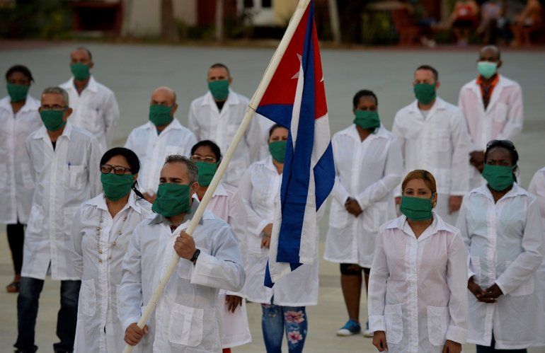 En esta foto de archivo tomada el 28 de marzo de 2020 médicos y enfermeros de la Brigada Médica Internacional Henry Reeve de Cuba participan en una ceremonia de despedida antes de viajar a Andorra para ayudar en la lucha contra la pandemia del coronavirus COVID-19, en la Unidad Central. de Cooperación Médica en La Habana.   