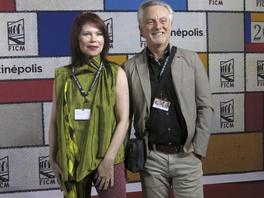 Los directores Dayna Goldfine, izquierda, y Daniel Geller posan en la alfombra roja del documental Hallelujah: Leonard Cohen, a Journey, a Song&nbsp;en el Festival de Cine de Morelia Film en Morelia, México, el 23 de octubre de 2022.