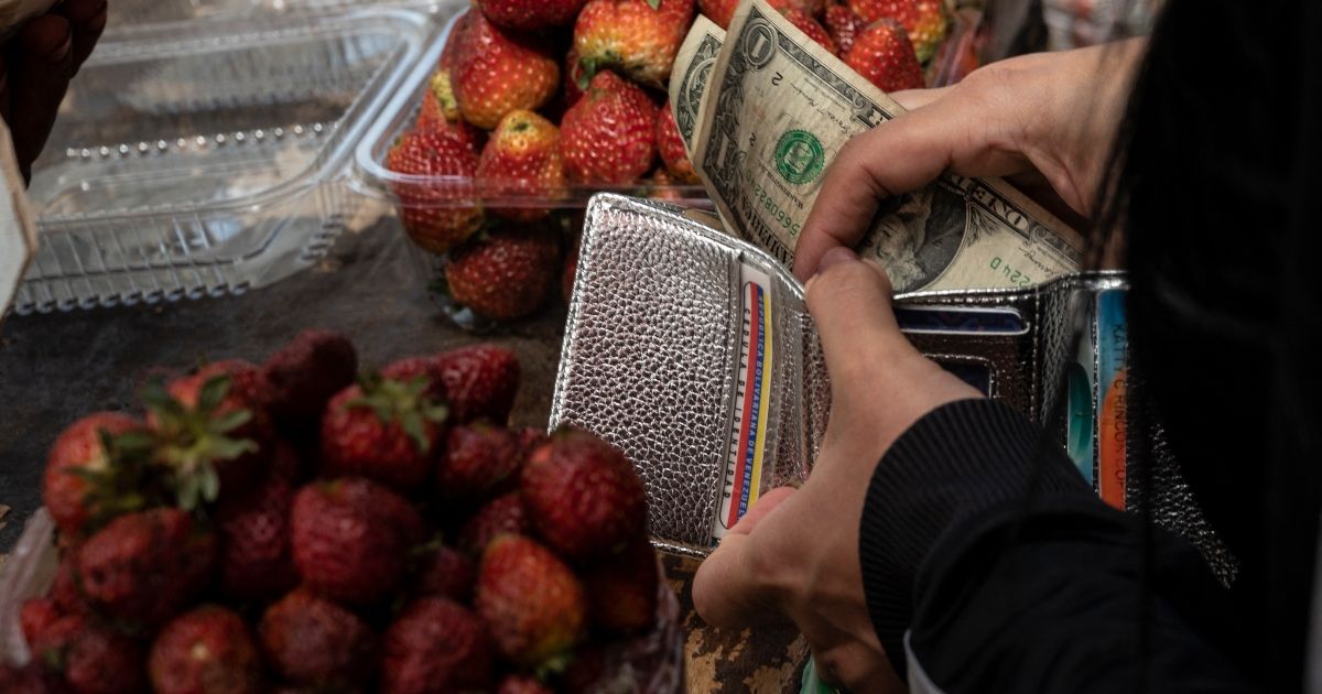Se dispara el “dólar negro” en Venezuela; reavivan temores de repunte de la inflación