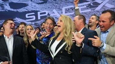 Gwynne Shotwell, jefa de la oficina de operaciones de SpaceX, celebra la salida a Bolsa de la empresa junto a empleados y ejecutivos de la empresa.
