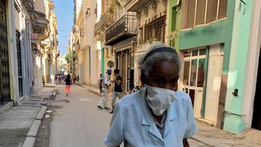 Una anciana camina por una calle de La Habana, el 17 de diciembre de 2020.