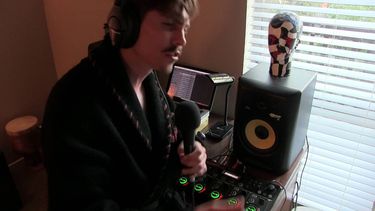 El artista de m&uacute;sica electr&oacute;nica Marc Rebillet har&aacute; una gira drive-in en formato autocine por Estados Unidos.