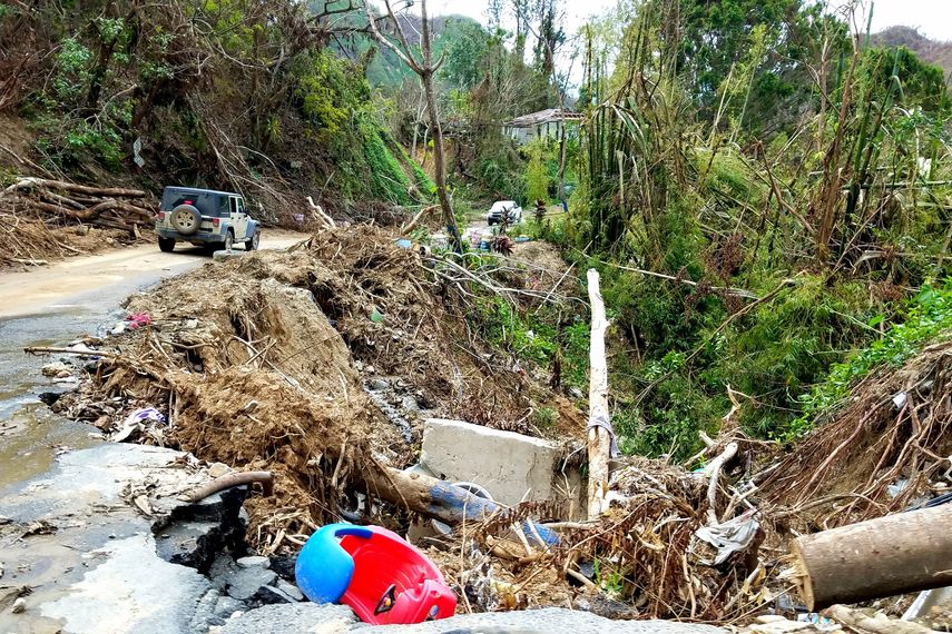 El secretario de Asuntos Públicos y Política Pública de Puerto Rico, Ramón Rosario, anunció que hay&nbsp;18&nbsp;puentes,&nbsp;seis&nbsp;vías&nbsp;primarias, seis&nbsp;vías&nbsp;secundarias y&nbsp;14&nbsp;vías&nbsp;terciarias&nbsp;cerradas&nbsp;al tránsito principal.