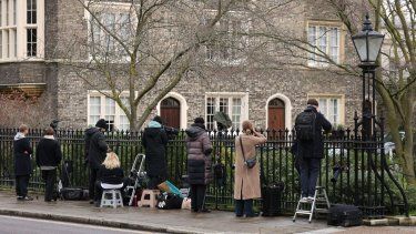 Periodistas de los medios de comunicación se reúnen afuera de la residencia del exembajador del Reino Unido en Estados Unidos, Peter Mandelson, en el centro de Londres el 8 de febrero de 2026.