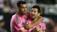El español Sergio Busquets (izquierda) y el argentino Lionel Messi, del Inter Miami, celebran tras un gol de su club en un partido, el 28 de mayo de 2025.
