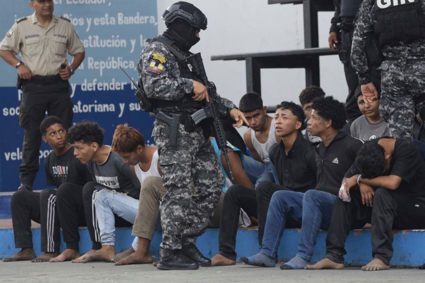 La policía presenta ante la prensa a los atacantes del canal TC Televisión, en el cuartel modelo de la policía en Guayaquil, Ecuador.