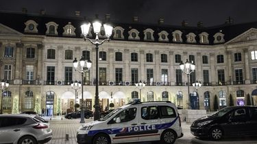 Una patrulla de la Policía permanece estacionada en frente de la entrada principal del Hotel Ritz tras el robo de un botín valorado en al menos cuatro millones de euros este miércoles 10 de enero de 2018, en París, Francia.