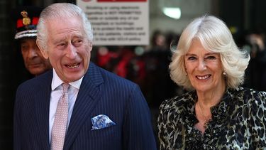 El rey Carlos III de Gran Bretaña y la reina Camilla llegan para visitar el Centro Oncológico Macmillan del University College Hospital en Londres el 30 de abril de 2024.&nbsp;