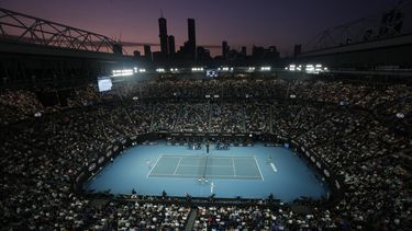 ARCHIVO - En esta foto del 2 de febrero de 2020, Novak Djokovic (derecha) y Dominic Thiem disputan la final del Abierto de Australia en Melbourne.