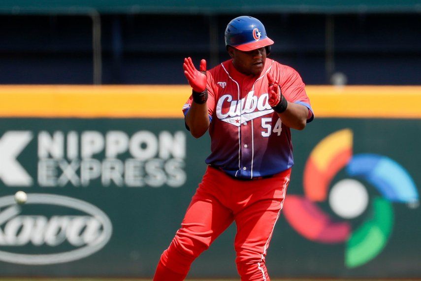 El cubano Alfredo Despaigne aplaude tras llegar a segunda base en un partido del Grupo A del Clásico Mundial de Béisbol, en Taichung, Taiwán, el 10 de marzo de 2023.&nbsp;