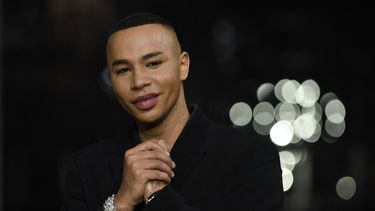 El diseñador de moda francés Olivier Rousteing saluda a los espectadores después de presentar la colección Balmain Womenswear Otoño-Invierno 2023-2024 durante la Semana de la Moda de París en París el 1 de marzo de 2023.