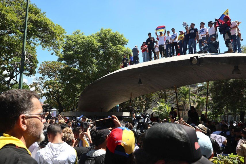Personas sostienen banderas de Venezuela pidiendo la libertad de presos políticos este jueves, durante una marcha en el Día de la Juventud en Caracas (Venezuela).&nbsp;&nbsp;