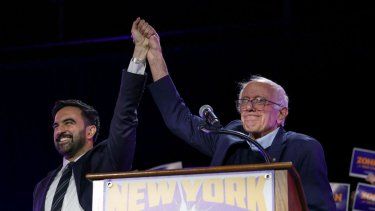 Los comunistas Zohran Mamdani, (izq.) el nuevo alcalde de Nueva York, y el senador federal, Bernie Sanders.&nbsp;