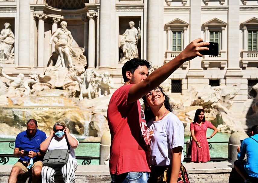 Turistas se hacen un selfie frente a la Fontana di Trevi, en Roma, Italia.&nbsp;