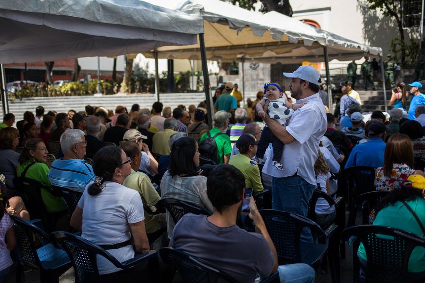 Ciudadanos participan en el proceso de validación de partidos políticos en Caracas (Venezuela).&nbsp;