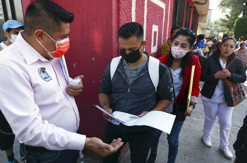 El gobierno mexicano est&aacute; llamando a m&eacute;dicos, enfermeras, auxiliares y otros para que se inscriban para trabajar en el sistema de salud p&uacute;blico mientras se prepara para el pico de la pandemia de coronavirus.&nbsp;