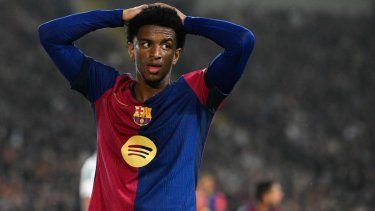 El defensor español Alejandro Balde, del Barcelona, reacciona tras perder una oportunidad de anotar en un partido ante el Real Betis, el 5 de abril de 2025.