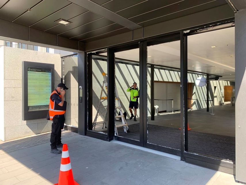 Unos trabajadores revisan unas puertas que fueron destrozadas el miércoles 13 de enero de 2020, en el Parlamento de Nueva Zelanda, ubicado en la capital Wellington.&nbsp;