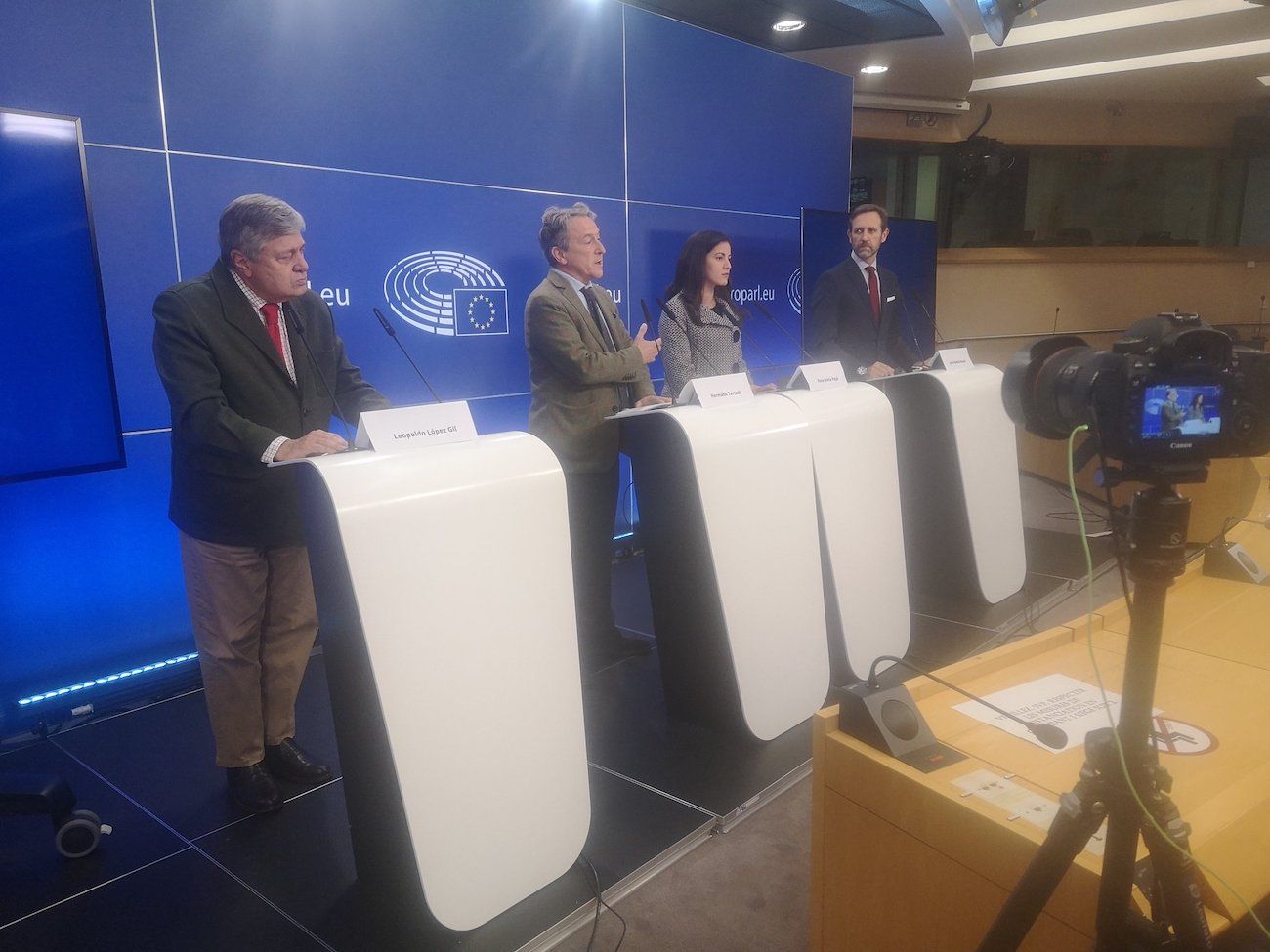 De izquierda a derecha, Leopoldo Lopez Gil (EPP), Hermann Tertsch (ECR), Rosa Maria Paya, promotora de Cuba Decide, y Jose Ramon Bauza (Renew Europe). De izquierda a derecha, Leopoldo Lopez Gil (EPP), Hermann Tertsch (ECR), Rosa Maria Paya, promotora de Cuba Decide, y Jose Ramon Bauza (Renew Europe).
