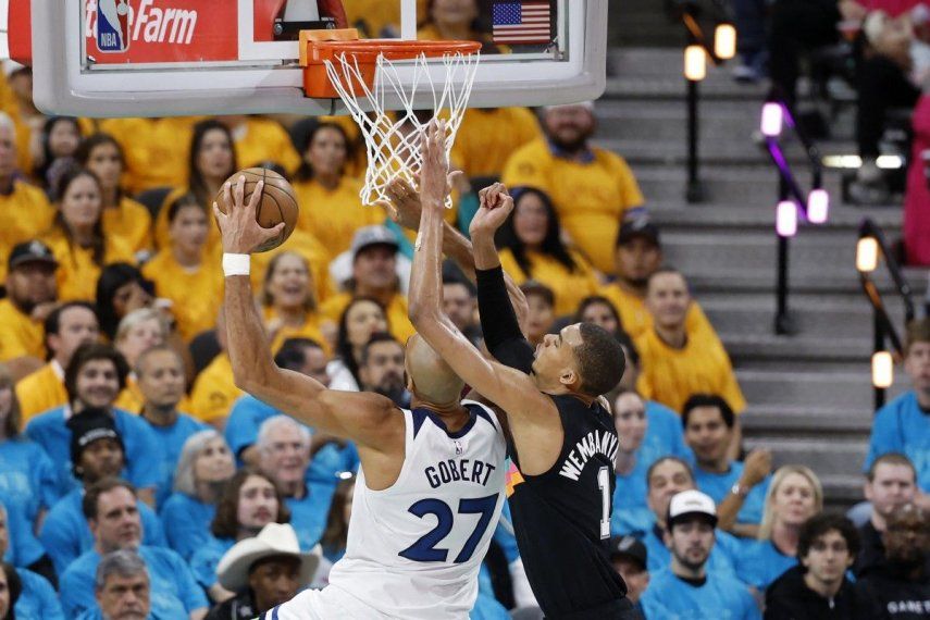 Rudy Gobert #27 de los Minnesota Timberwolves se enfrenta a Victor Wembanyama #1 de los San Antonio Spurs durante el primer cuarto