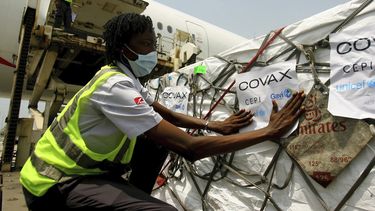 Un cargamento de vacunas contra el COVID-19 distribuidas por el mecanismo COVAX llega a Abiyán, Costa de Marfil, el viernes 25 de febrero de 2021. 