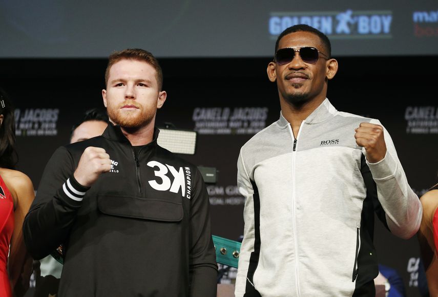 El mexicano Saúl Canelo Álvarez y el estadounidense Daniel Jacobs posan para la foto en una conferencia de prensa, horas antes de la pelea que los enfrentará por el título de peso mediano en Las Vegas.