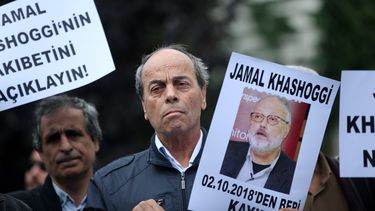 Activistas de la Asociación turca de Derechos Humanos sujetan pancartas con imágenes del periodista saudí desaparecido JamalKhashoggi durante una manifestación frente al consulado de Arabia Saudí en Turquía.