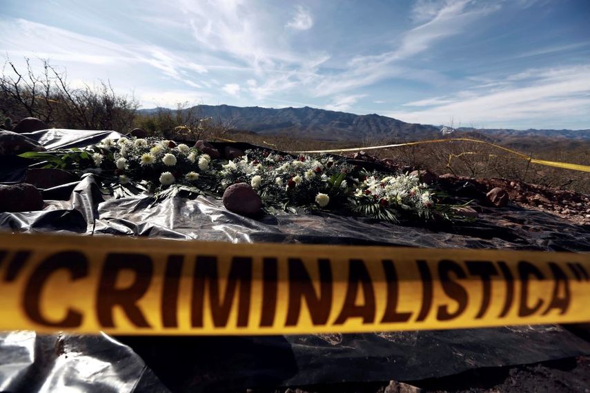 En esta imagen del 12 de enero de 2020, se ven flores que pusieron familiares en el lugar en el que fue emboscado uno de los veh&iacute;culos de un miembro de la familia LeBar&oacute;n el a&ntilde;o pasado cerca de Bavispe, en el estado de Sonora, M&eacute;xico.