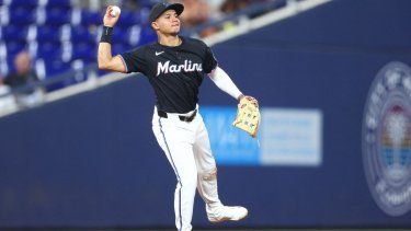 El venezolano Javier Sanoja, de los Marlins de Miami, lanza la pelota hacia la segunda base durante un juego, el 22 de agosto de 2025.