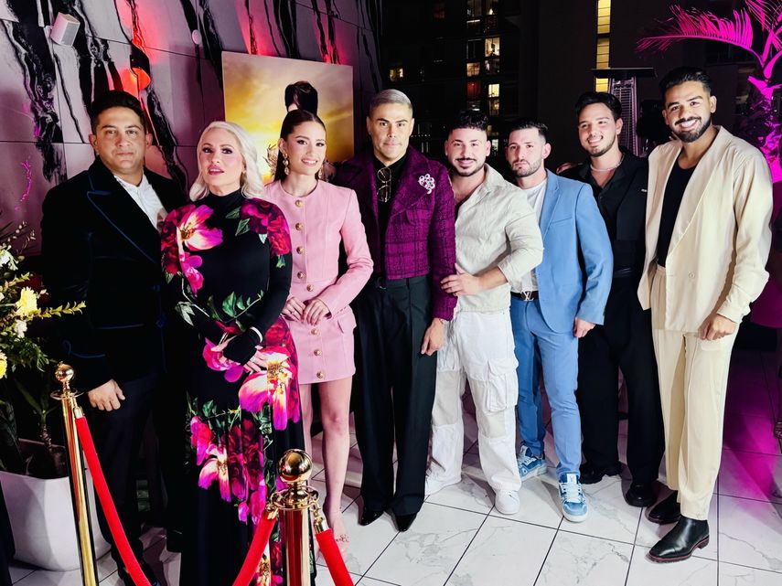 Junto a sus padres, la modelo comparte con el equipo de profesionales detrás del proyecto.