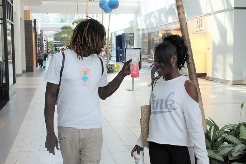 Una de las entrevistadas, Maya Terrell (a la derecha) camina con Lamarr Morris en el centro comercial Arden Fair de Sacramento el 19 de junio.&nbsp;