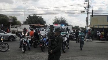 Sobre las 2:00 am los agentes, armados, pidieron a los hu&eacute;spedes que se quedaran en la recepci&oacute;n del hotel y despu&eacute;s de las 3:00 de la madrugada informaron de que hab&iacute;an encontrado un segundo artefacto explosivo.&nbsp;