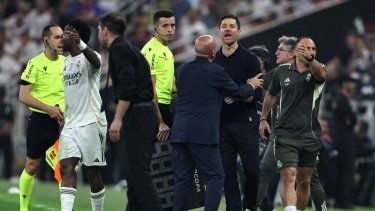 El entrenador español del Real Madrid, Xabi Alonso (CR), le grita al entrenador argentino del Atlético de Madrid, Diego Simeone (3.º por la izq.), durante el partido de semifinales de la Supercopa de España entre ambos clubes en la Ciudad Deportiva Rey Abdullah en Yeddah, el 8 de enero de 2026.&nbsp;