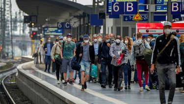 Un grupo de pasajeros con mascarillas para protegerse del coronavirus camina sobre un andén el jueves 24 de junio de 2021 en la principal estación ferroviaria de Fráncfort, Alemania. 