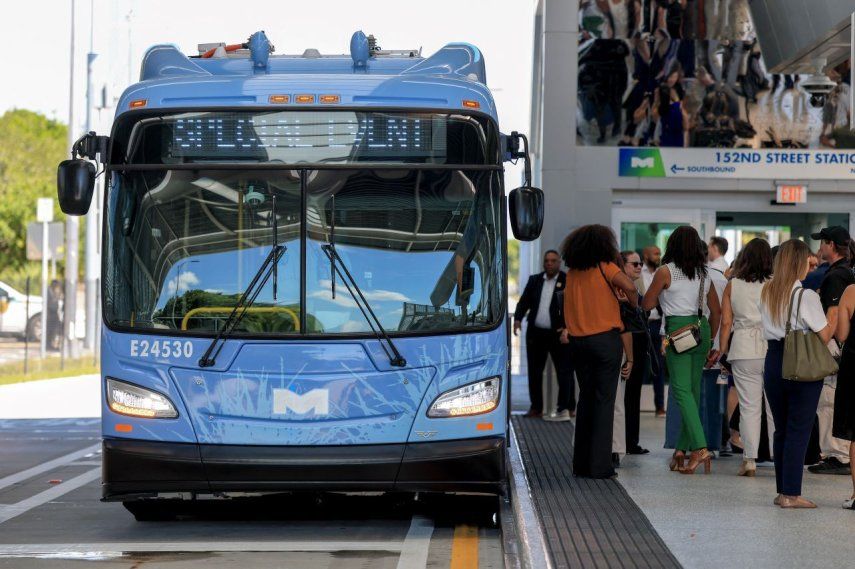 La gente se reúne en una estación de Autobús de Tránsito Rápido (BRT) para abordar Metro Express, en Miami, Florida.