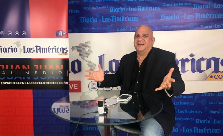 Juan Juan Almeida presenta su programa de debate desde la redacción de DIARIO LAS AMÉRICAS.