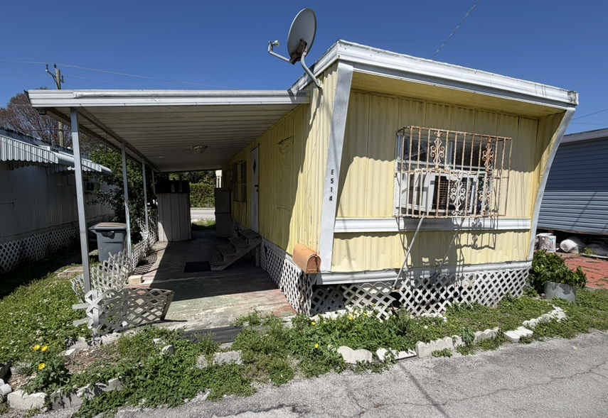 Imagen de uno de los tráileres ubicados en el lugar.