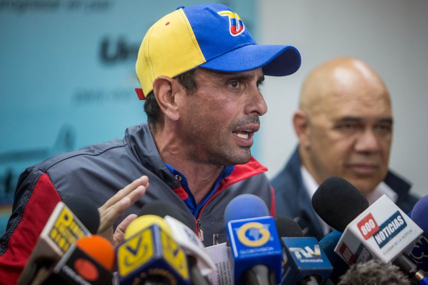 Capriles señaló que por las grandes reservas petroleras del país los venezolanos no deberían estar haciendo filas, buscando bienes de consumo escasos.