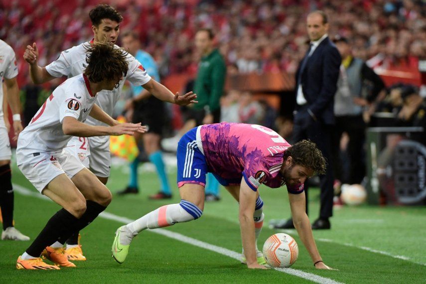 Manuel Locatelli del Juventus pierde el balón tras caerse en el duelo de la Europa League contra el Sevilla