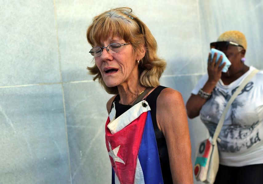 Una mujer con una bandera de Cuba sobre su pecho rinde homenaje a Fidel&nbsp;Castro&nbsp;
