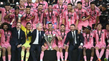El equipo del Inter Miami celebra su victoria en la final de la Copa de la Major League Soccer (MLS) entre el Inter Miami y los Vancouver Whitecaps en el Chase Stadium de Fort Lauderdale, Florida, el 6 de diciembre de 2025.&nbsp;
