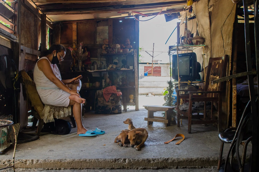 Elizabeth León en su casa en el barrio habanero La Güinera.