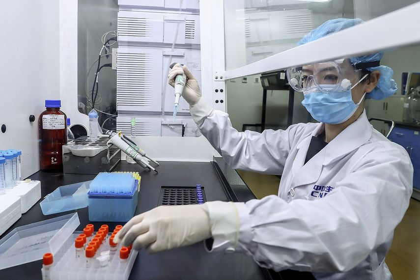 En esta imagen del 11 de abril de 2020 proporcionada por la agencia de noticias Xinhua, una empleada analiza muestras de una posible vacuna contra el COVID-19 en una planta de producción de SinoPharm en Pekín. En la carrera global por conseguir una vacuna, la compañía estatal china presumió de que varios empleados, incluidos altos directivos, habían probado la vacuna antes incluso de tener autorización para hacer ensayos en humanos.&nbsp;