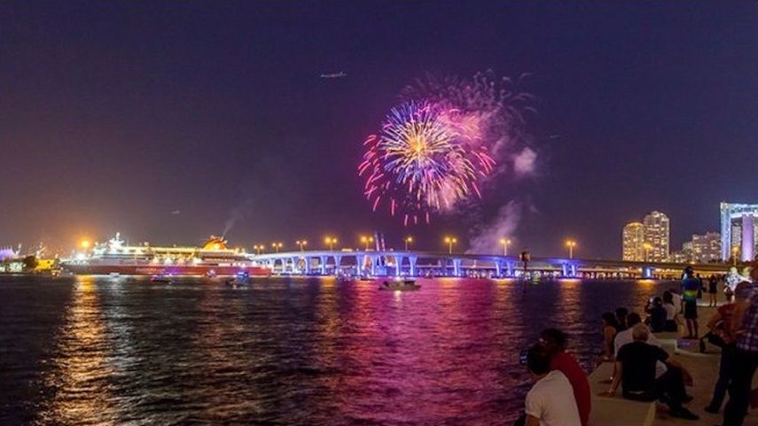 Vista de un espectáculo de fuegos artificiales desde la terraza del PAMM.