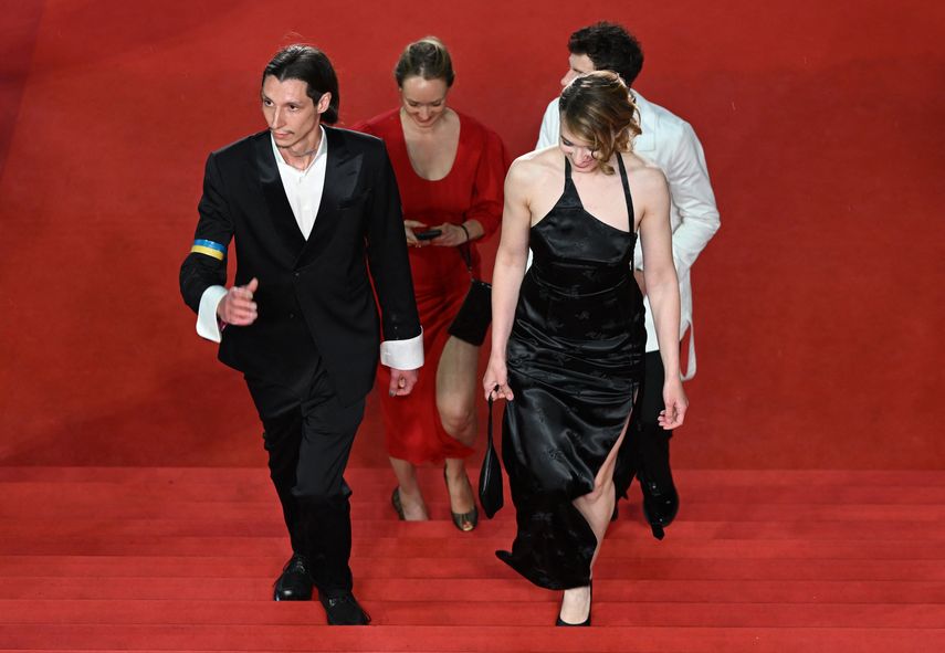 El director ucraniano Maksym Nakonechnyi y la actriz ucraniana Rita Burkovska llegan para la proyección de la película Butterfly Vision (Bachennya Metelyka) en la 75ª edición del Festival de Cine de Cannes en Cannes, sur de Francia, el 24 de mayo de 2022.