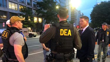 En esta foto del 3 de junio de 2020, el administrador interino de la DEA Timothy Shea, visita un retén en Washington. Más de 1.500 personas han sido arrestadas en los últimos tres meses como parte de un proyecto de la DEA contra el crimen violento.&nbsp;